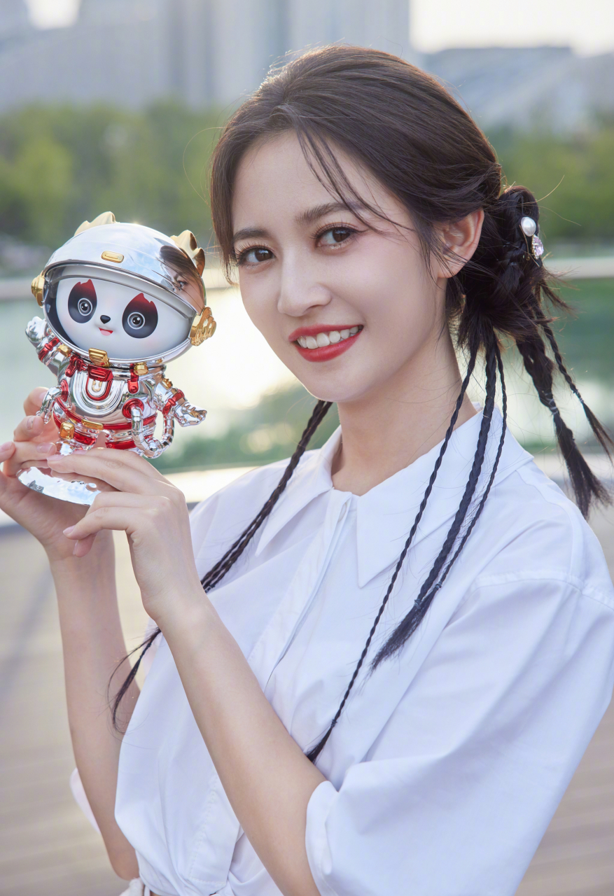 陈钰琪一身白色穿搭,配上个性编发,青春靓丽,又美又飒,少女感十足!