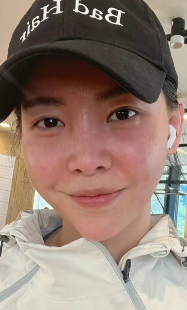 于文文大方分享素颜自拍,在健身房锻炼后满脸都是汗,一点都没有偶像包