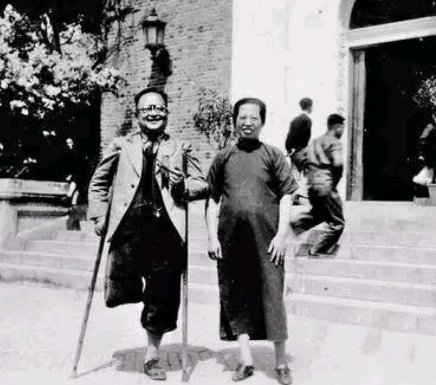 1914年,潘光旦在清华跳高受伤,因救治耽搁,锯掉了一条右腿.