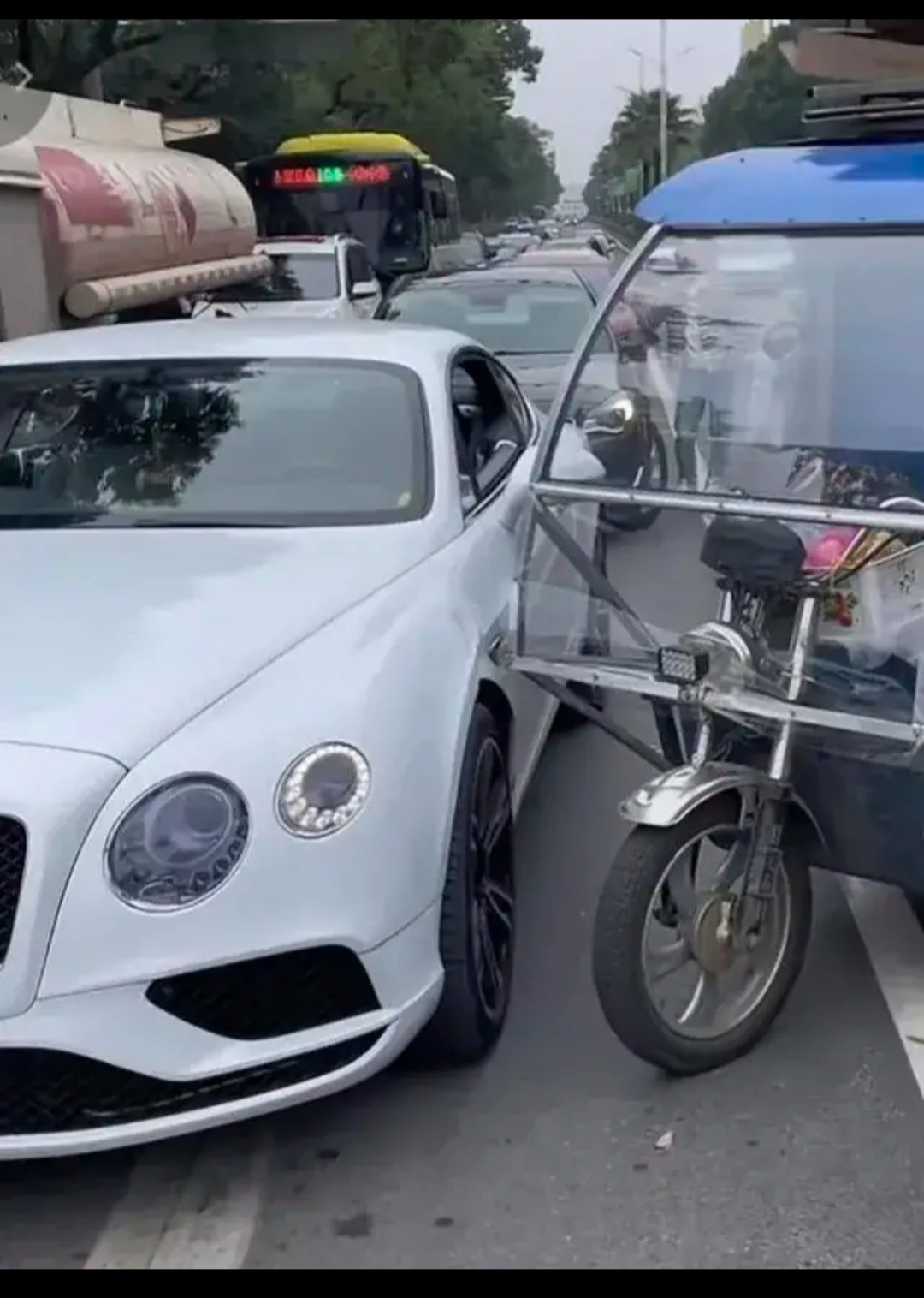 把豪车宾利撞了一个大坑,三轮车赔100,活该你开宾利!