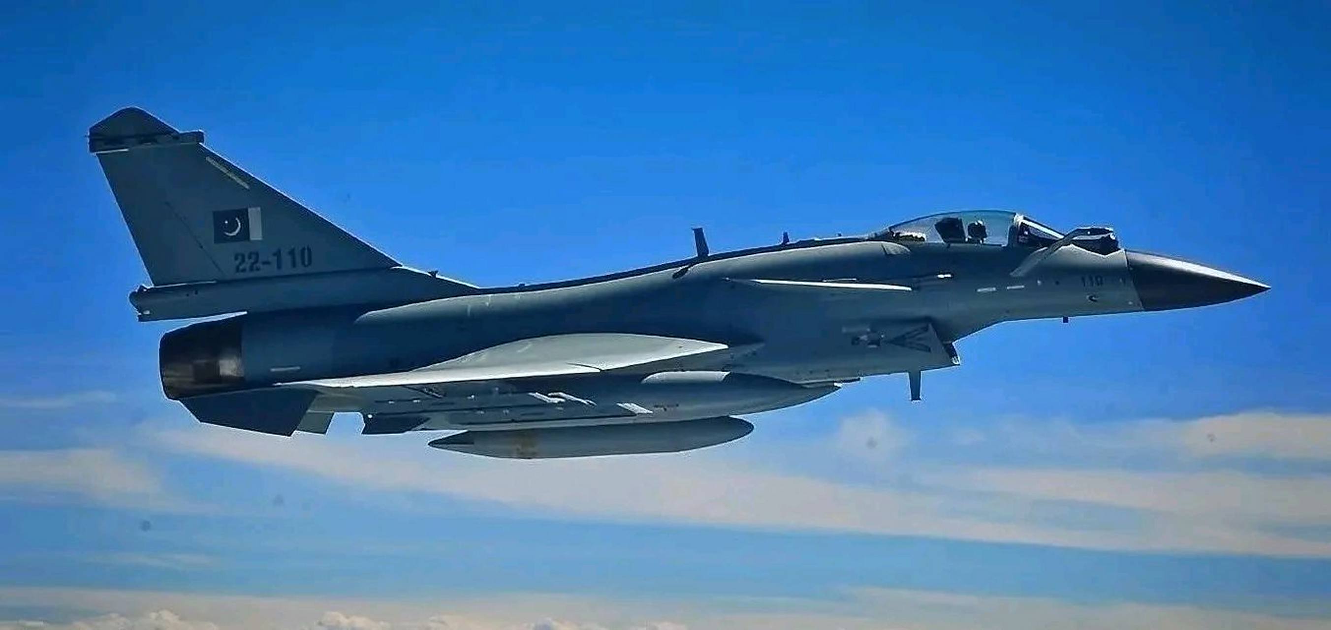 巴基斯坦空军是真喜欢开着歼-10ce秀啊秀,飞机好看,拍照水平也高.