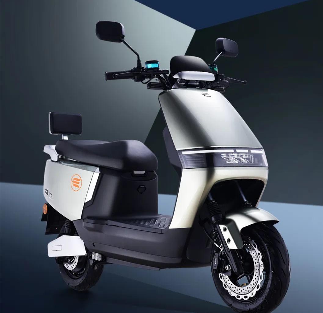 赛鸽推出风神,前后碟刹,正弦波电机1000 w,主要动力和续航