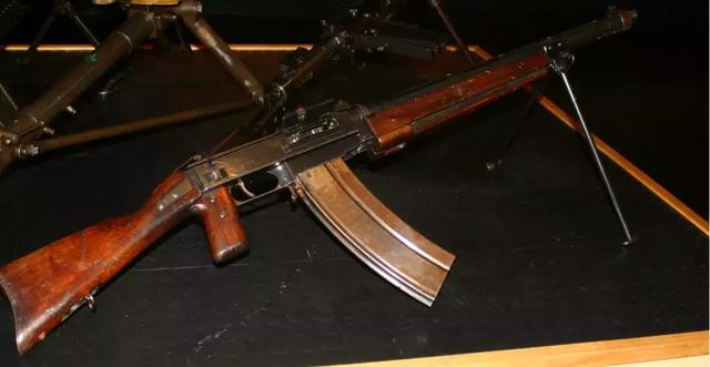 实际上这支重机枪名字叫做启拉利ke7轻机枪,原产地国出德国瑞士.