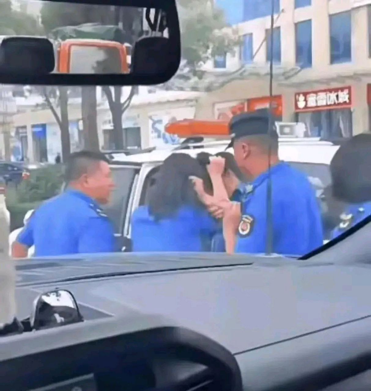 两位女城管当街打架,互扯头发.