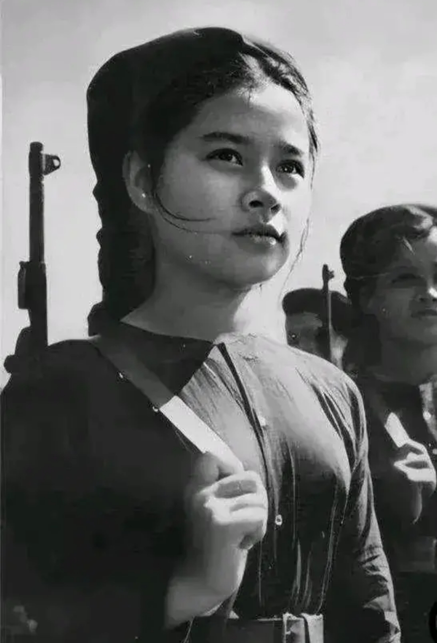 1974年越南少女背枪训练时的场景