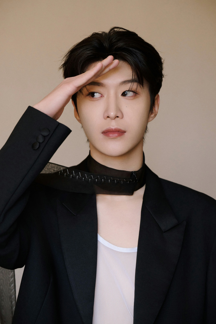 范丞丞first影展黑西装造型,可爱中透着帅气.