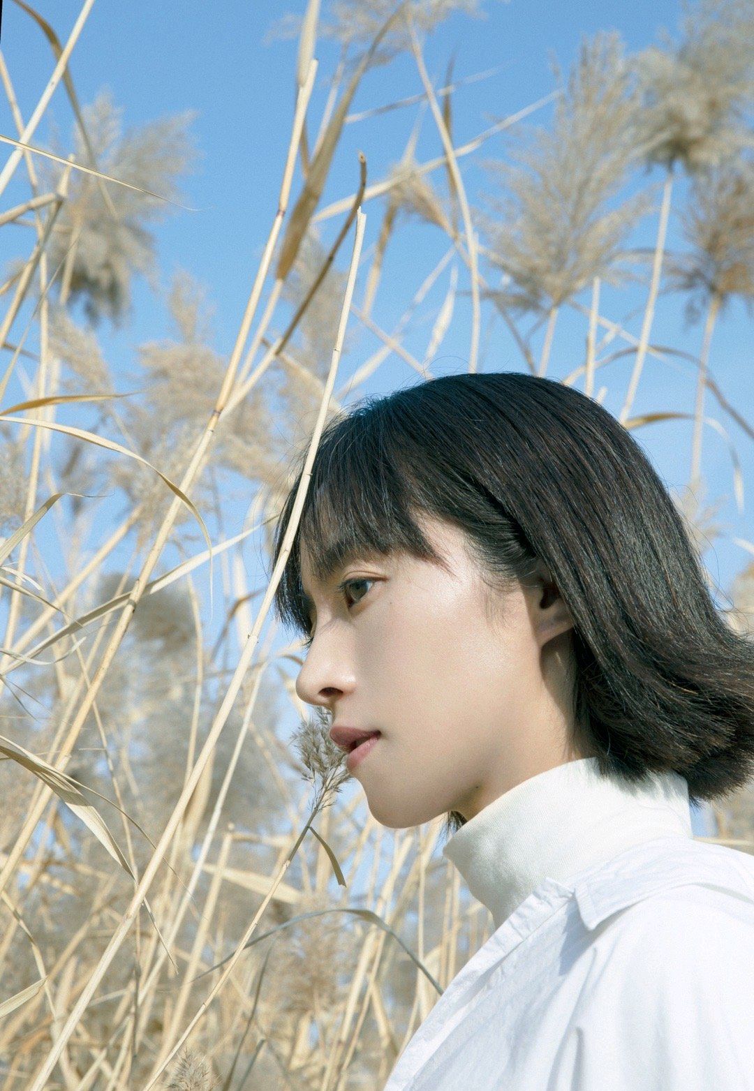 胡冰卿暖冬日系写真,干净的妆容,凸显清澈的双眸,笑颜纯真烂漫