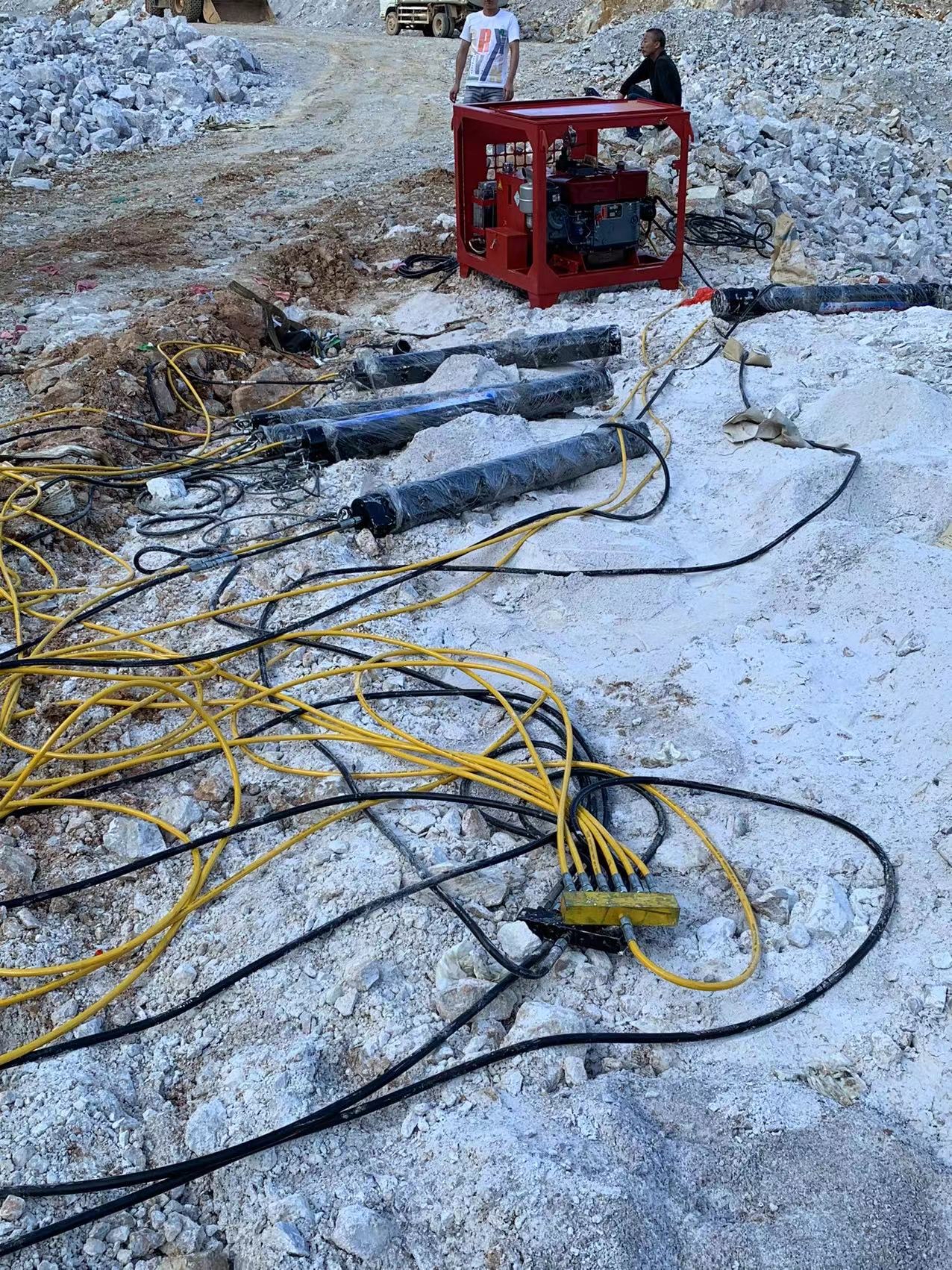 岩石拆除劈裂棒液压劈裂棒坚硬岩石液压劈裂棒