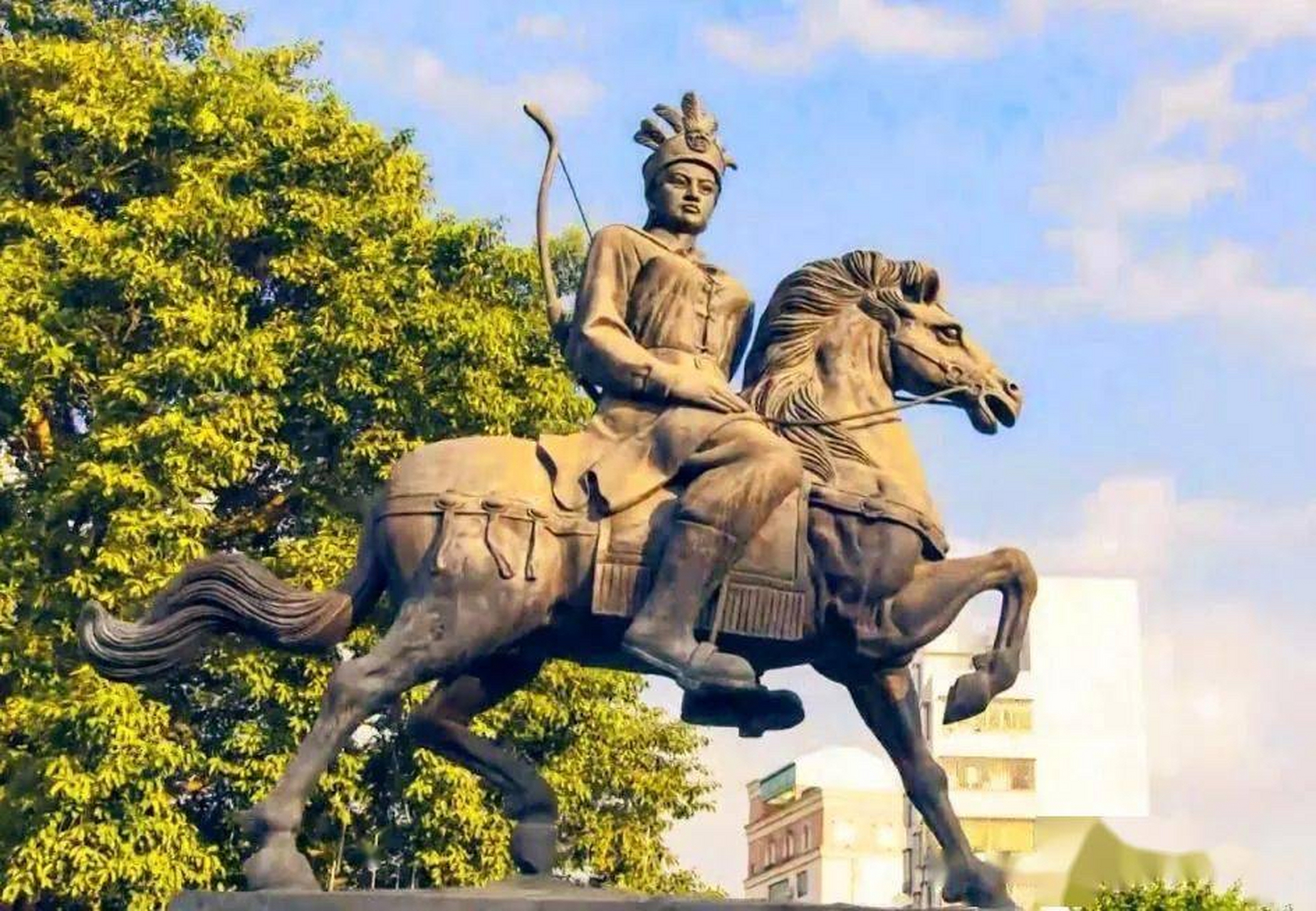 548年,高州刺史李迁仕欲起兵作乱,冼夫人建议夫君冯宝按兵不动,并由她