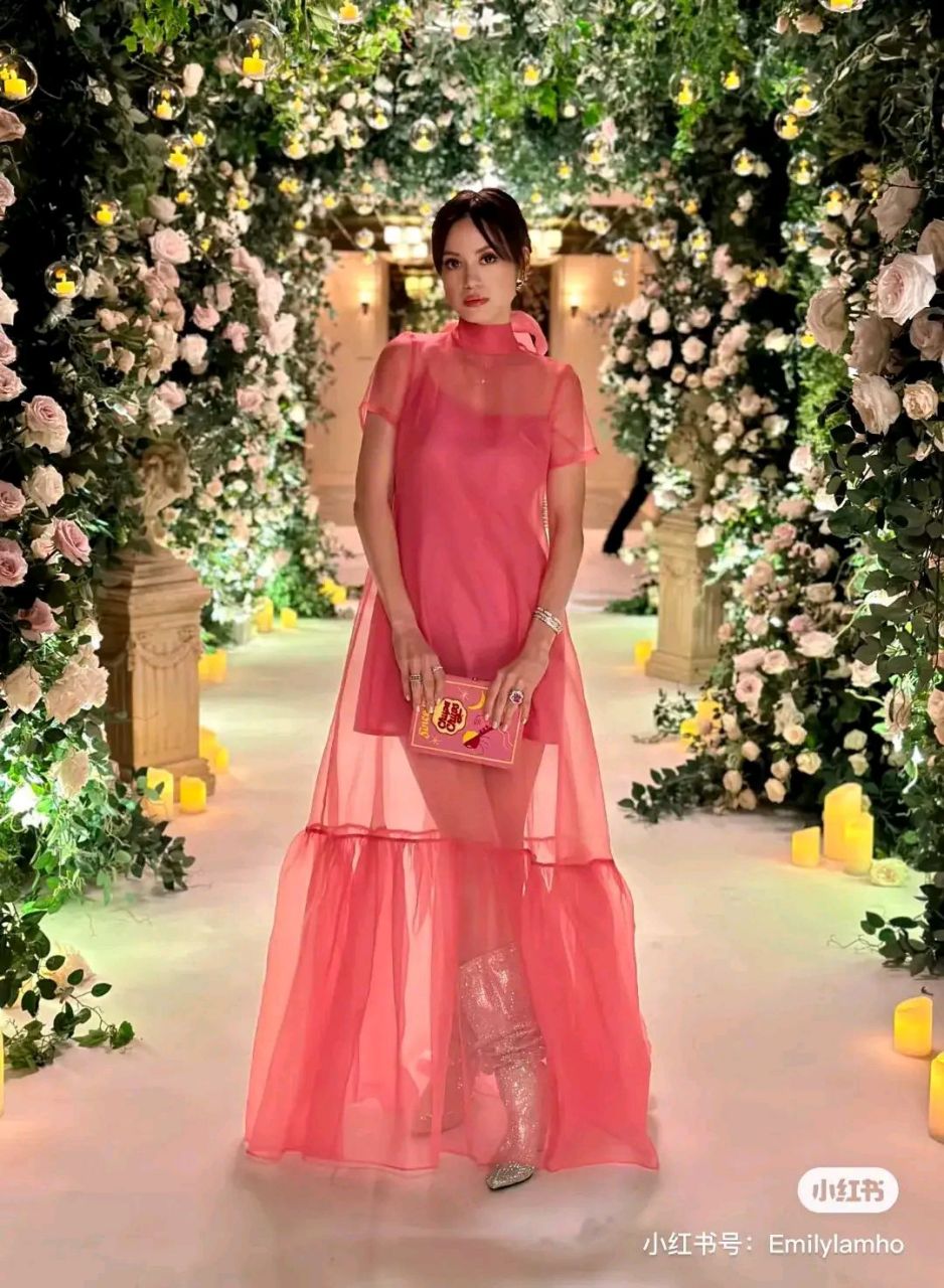 香港名媛林恬儿晒出参加好朋友婚礼的照片,网友:实在是太美啦!