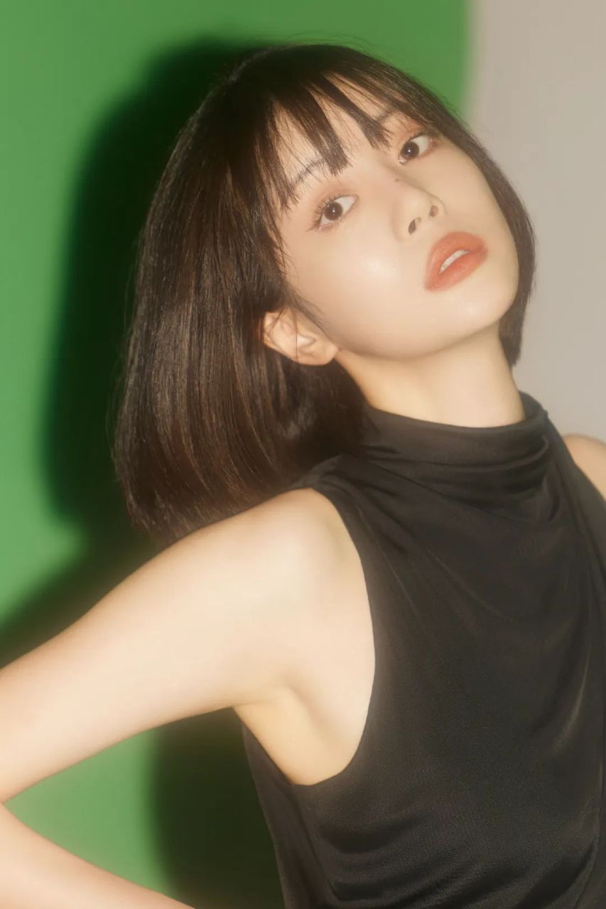 短发干练,清纯可爱,又带着酷感. #明星动态# #明星穿搭# #李溪芮