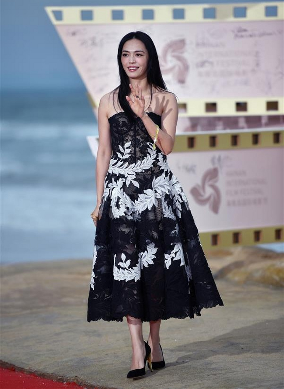 姚晨抹胸蕾丝裙&长直发妆容淡雅