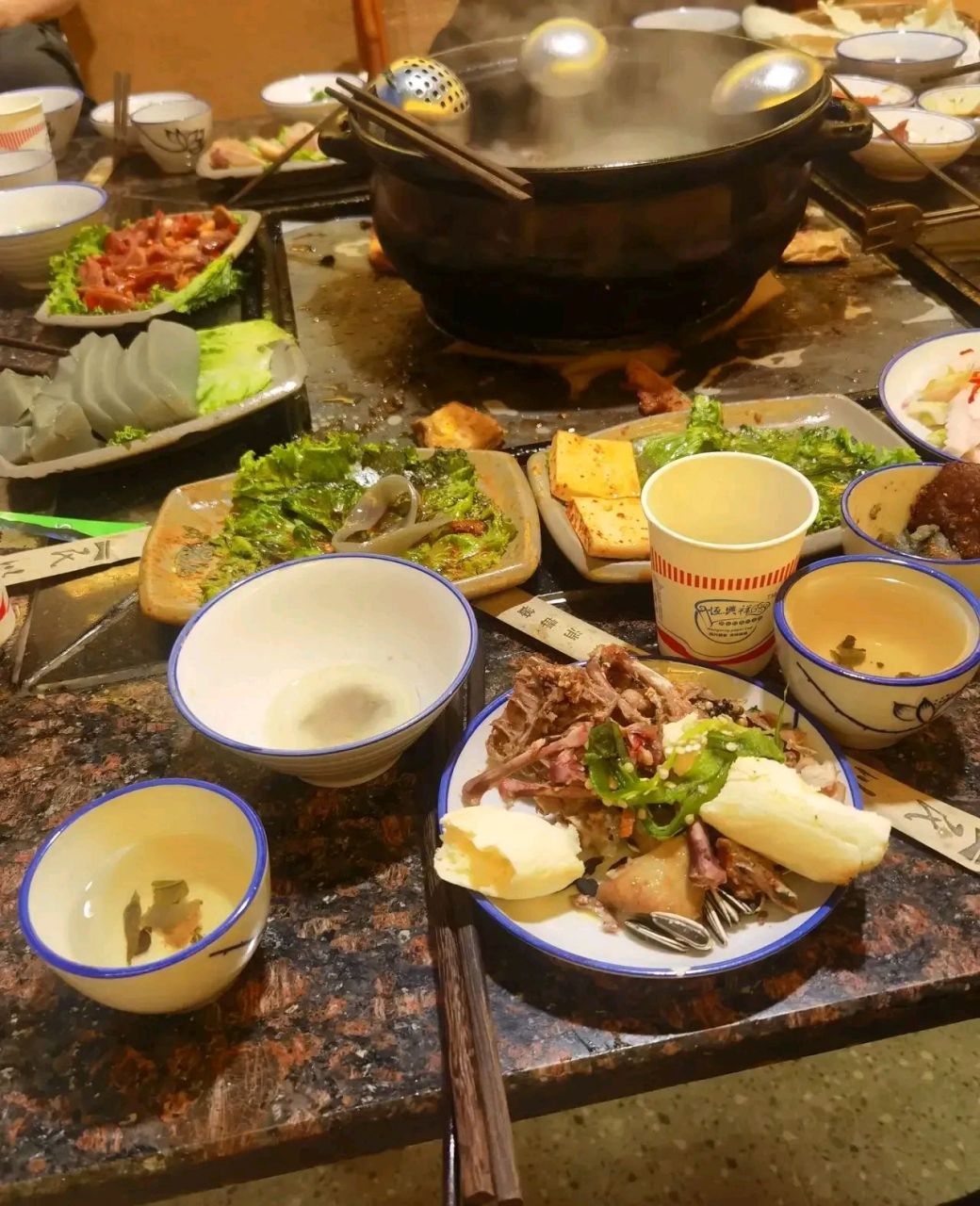 公司聚餐安排主请我们吃饭,我是管财务的,我们8个人吃火锅而且是自助