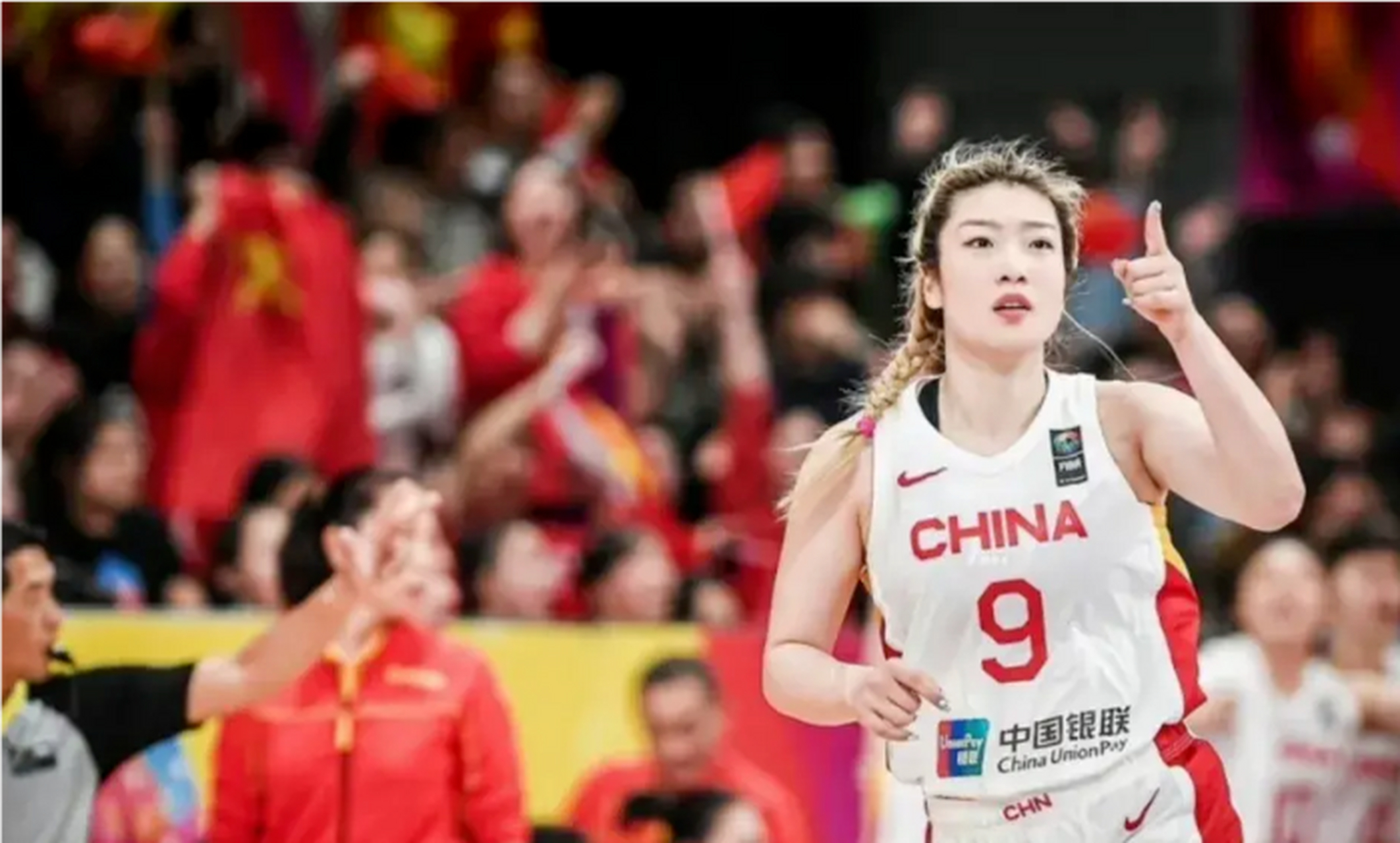 中国女篮# 这三张照片,把李梦拍得真漂亮, 不仅人美,技术动作更美