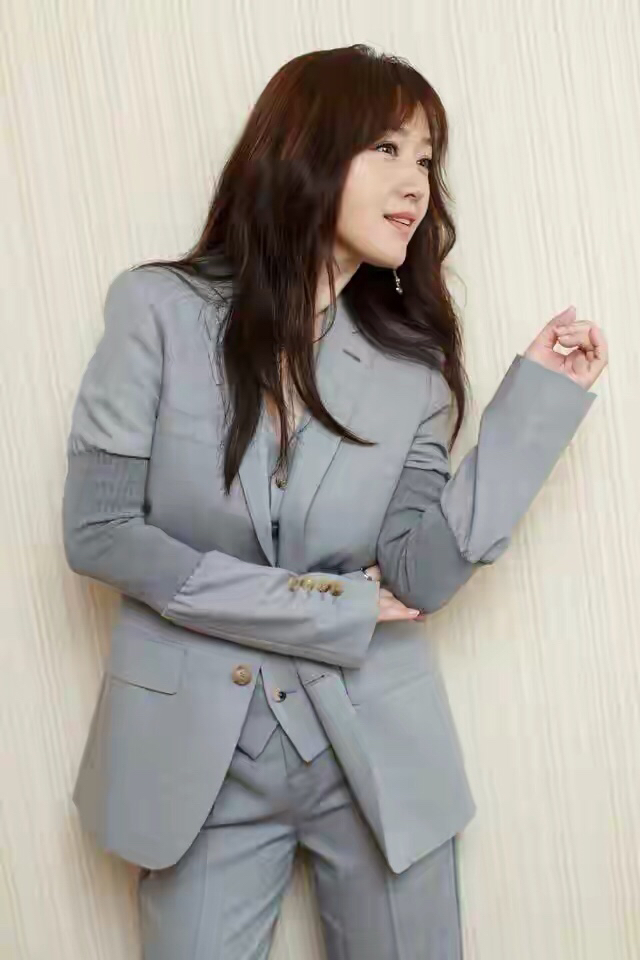 51岁杨钰莹才是不老女神,灰色西服套装干练潇洒,不扮嫩更显气质
