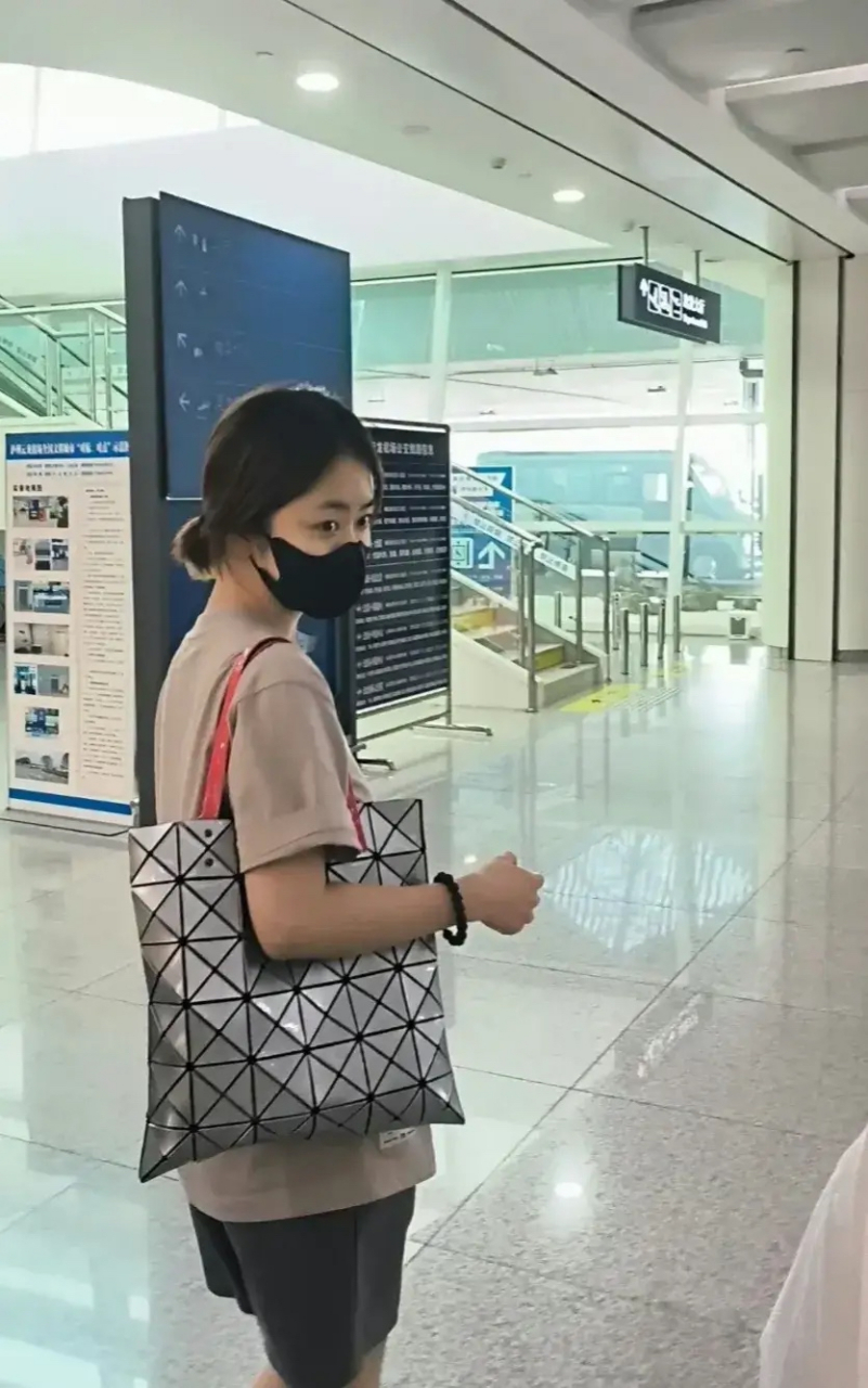 谭松韵机场生图,她回老家给爸爸过生日,真是个善良孝顺的好女孩.