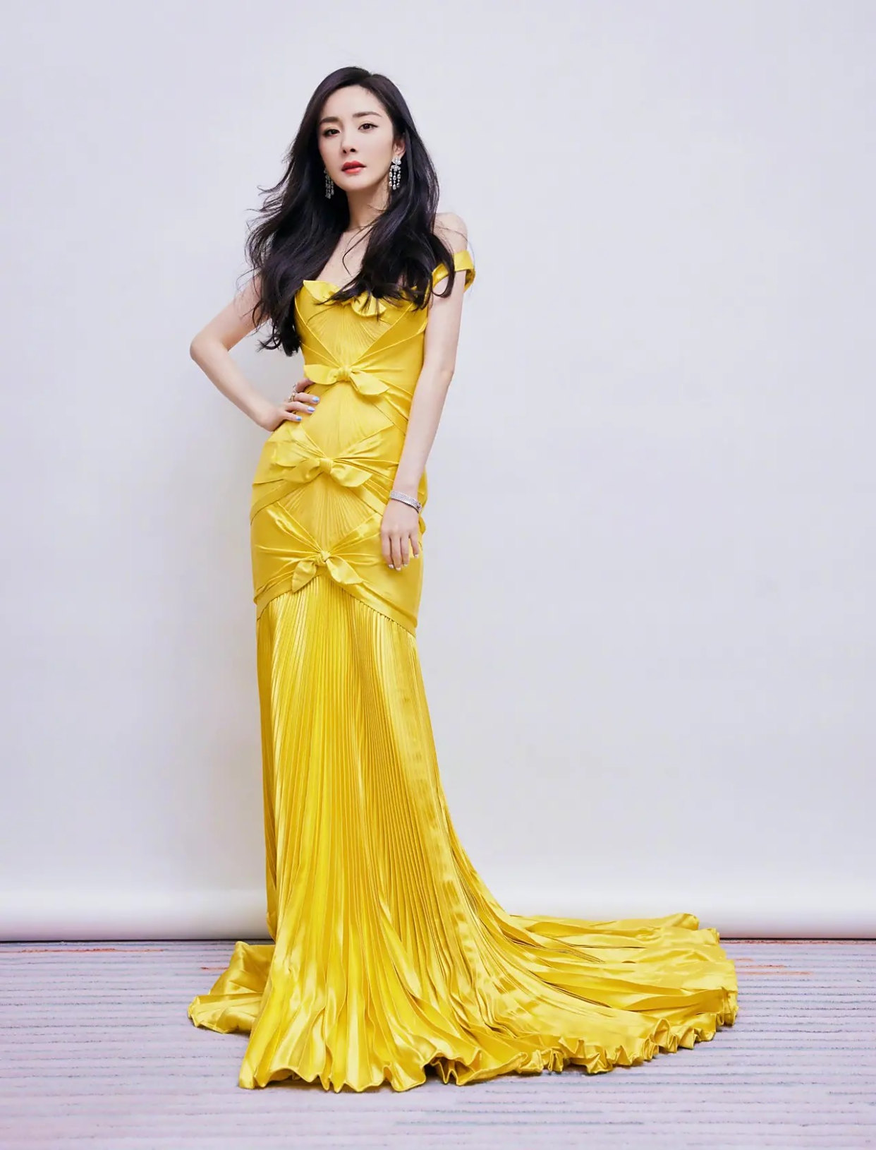 杨幂低胸露肩的黄色礼服裙写真集