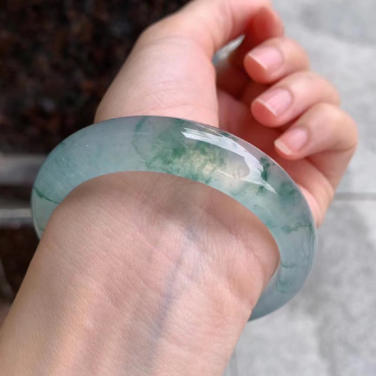 高冰飘花翡翠手镯,春风又绿江南岸,玉质细腻冰透,冰莹水灵,荧光灼灼