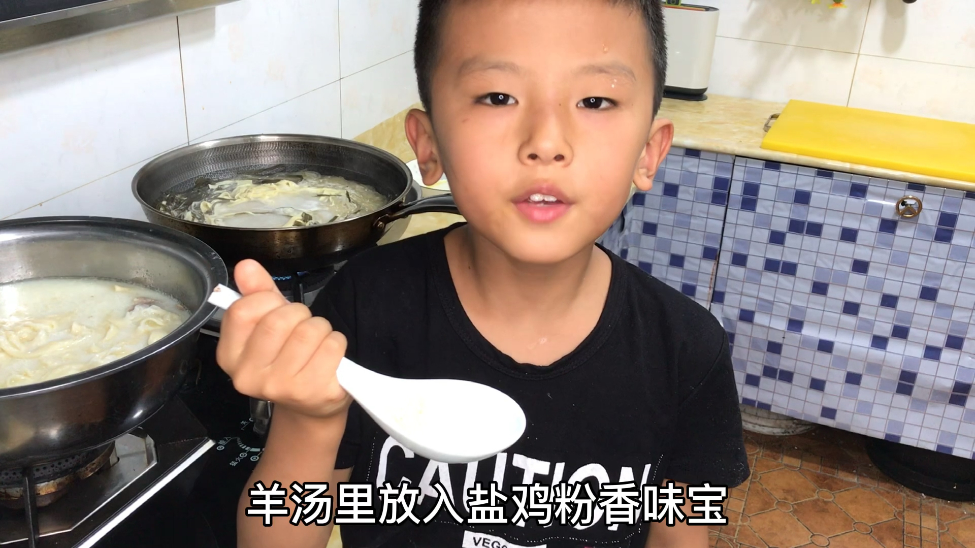 8岁孩子做奶奶爱吃的羊肉烩面,汤白如牛奶,面筋如皮筋,中不中