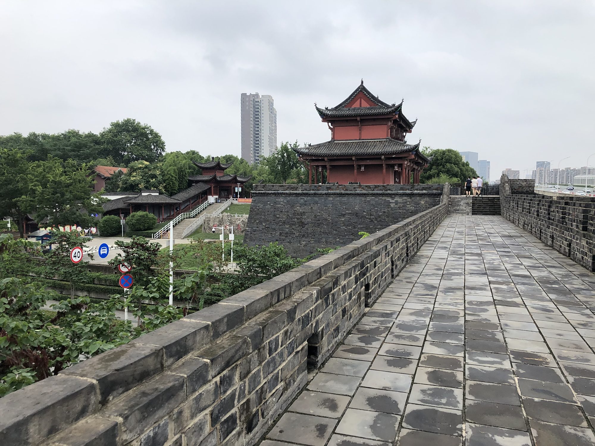 武汉起义门古城墙,武汉唯一最古老的城墙,今天它依然挺拔