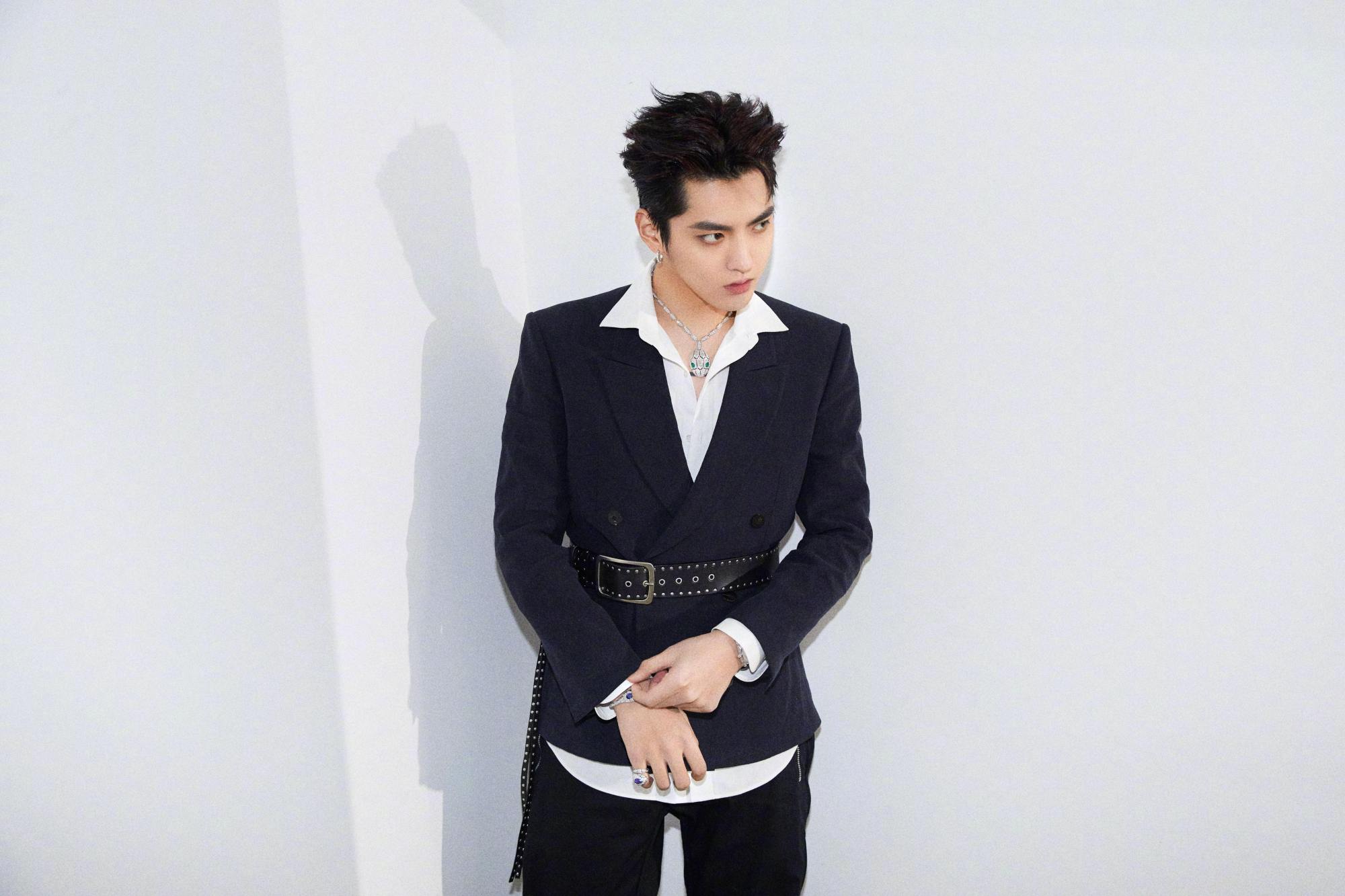 吴亦凡造型,黑色西服配运动鞋,戴着宝格丽灵蛇珠宝,巧妙又个性