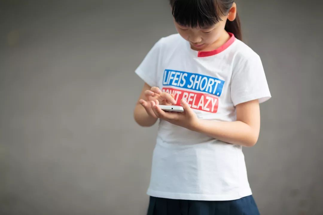 现在叫孩子出去玩,还得引导了,手机游戏的吸引力杠杠滴