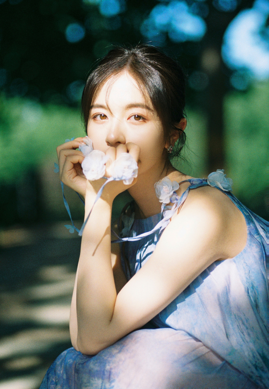 李兰迪蓝色花朵吊带裙写真图.