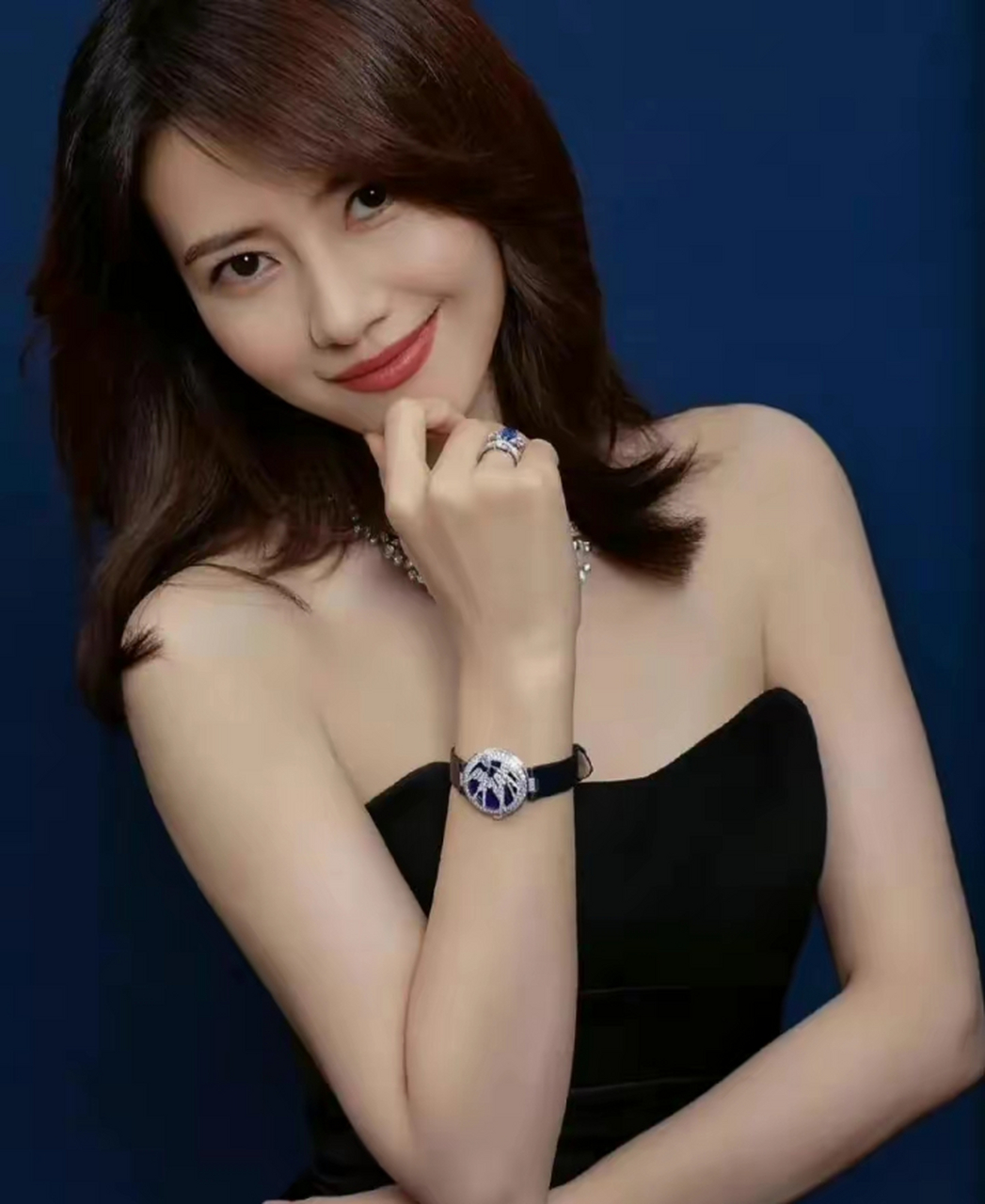 高圆圆身穿蓝色长裙优雅迷人,回眸一笑百媚生,六宫粉黛无颜色