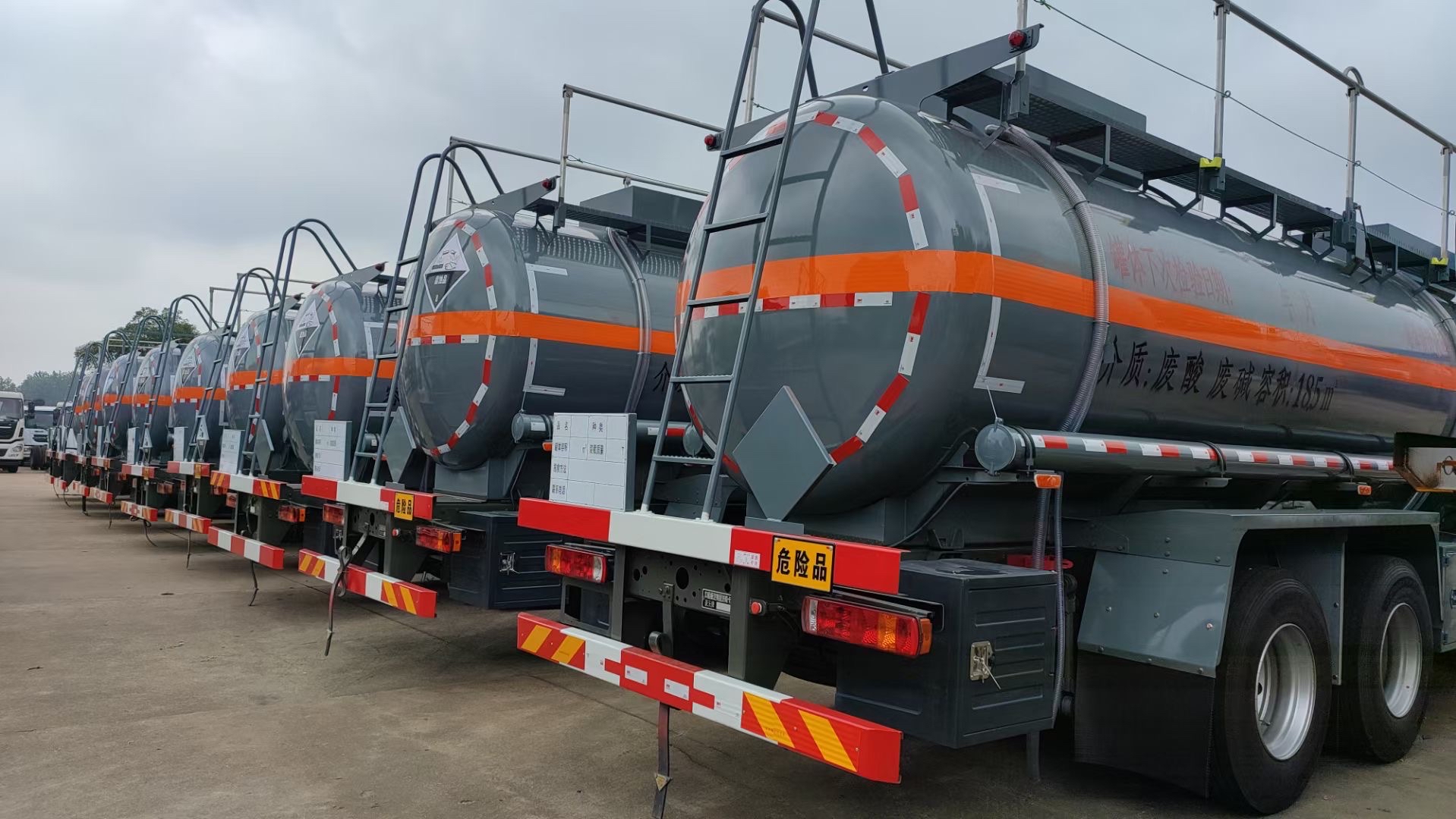 原来腐蚀品,盐酸,硫酸运输车长这样的,带不带内寸塑啊