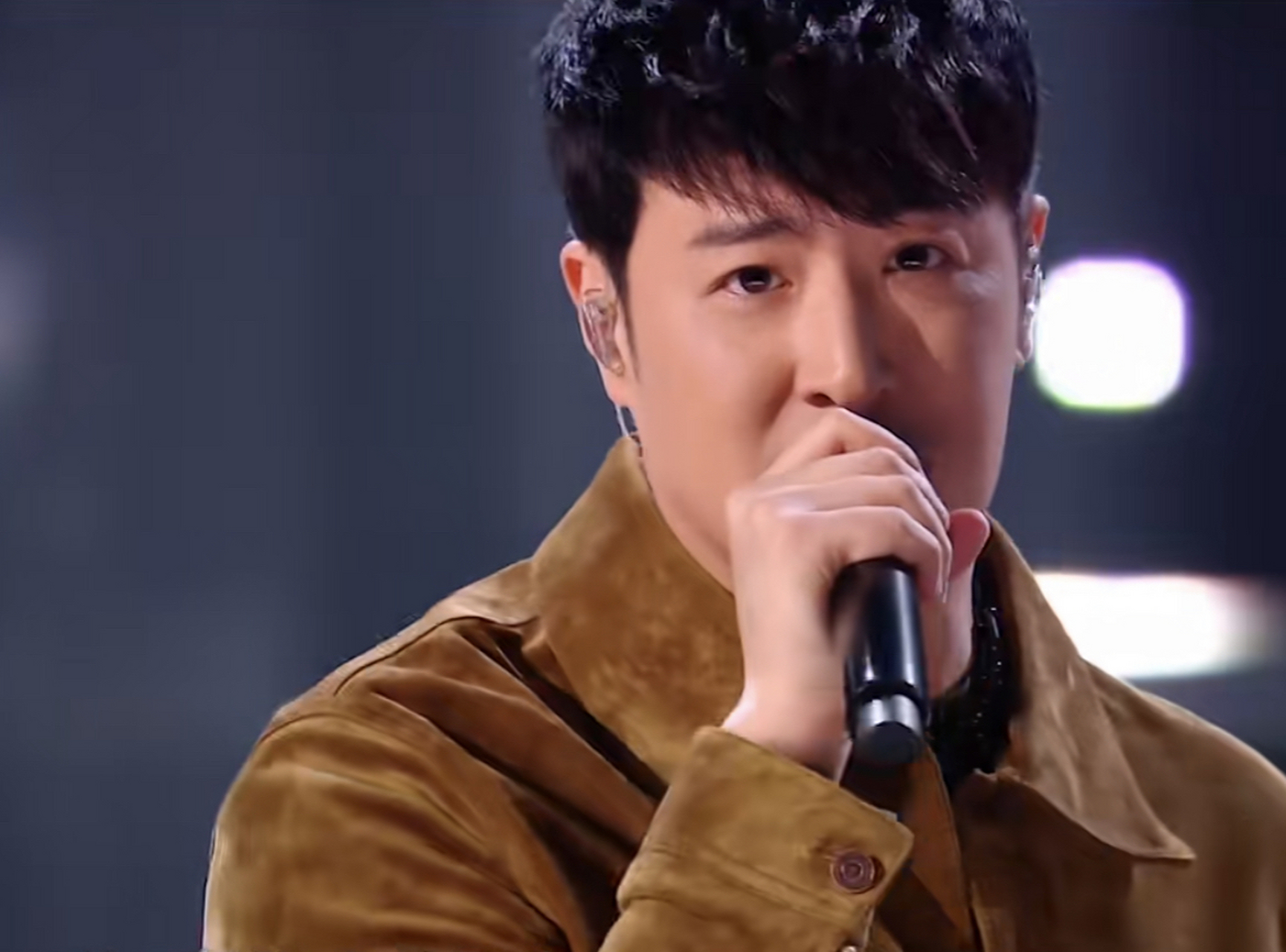 有幸听到了潘玮柏现场演唱《爱相随》,超级棒,一级稳,连唱三首不喘.