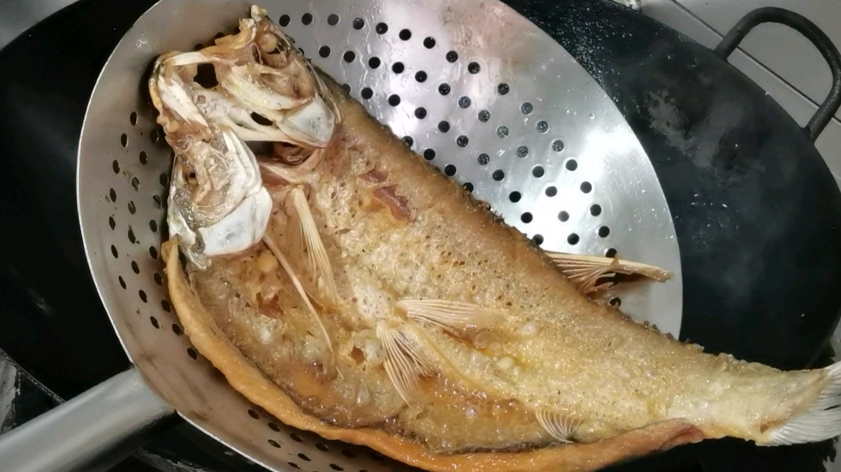 家常烧白鱼这样做,鱼肉鲜香又入味,好吃下饭又下酒,做法还简单