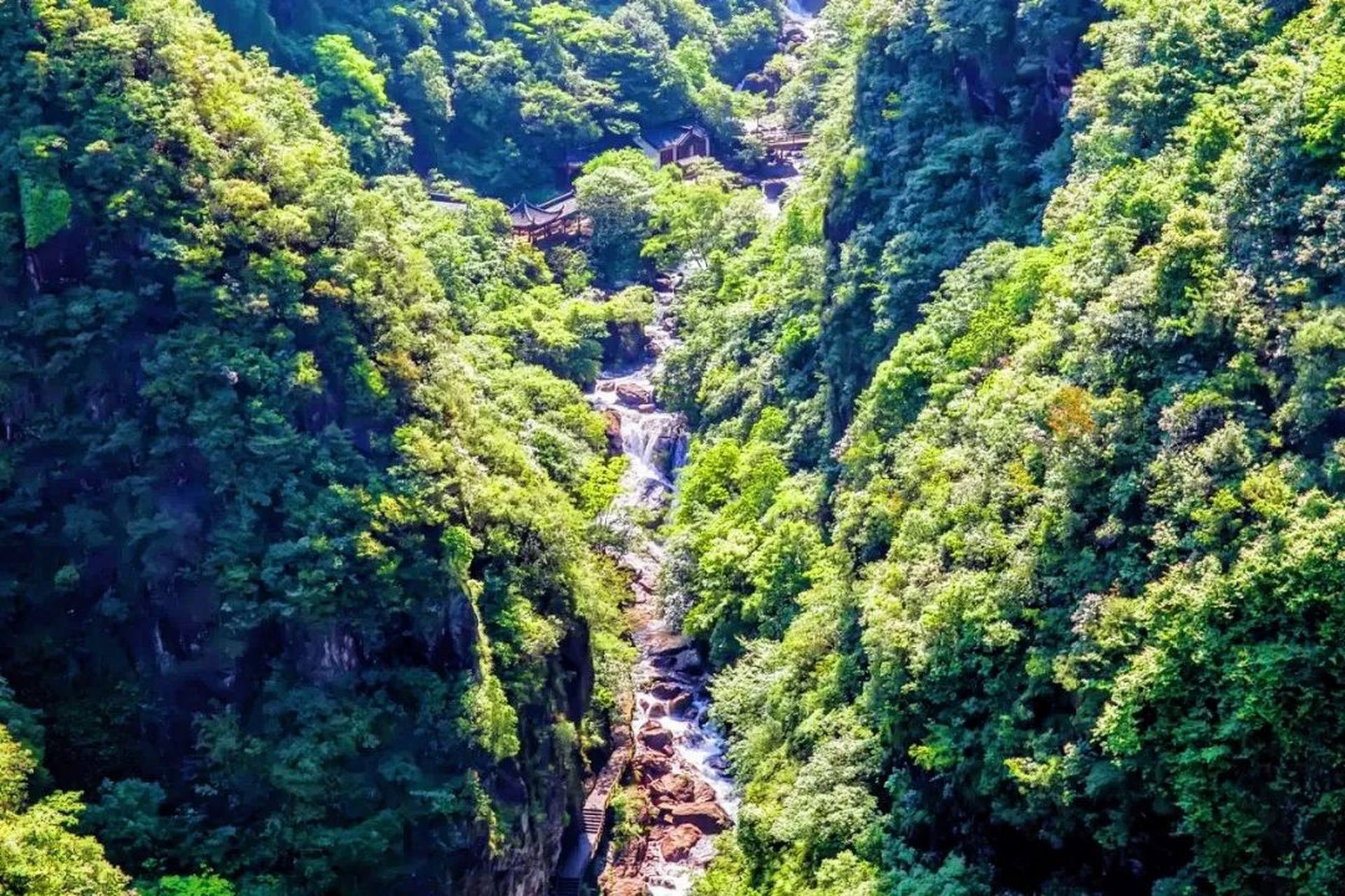 看亚运游杭州# 天脊龙门原名龙门峡谷,位于浙江省衢州市衢江区坑肯珑