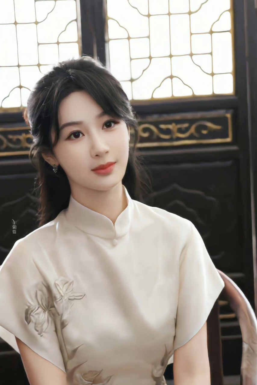 杨紫穿白色旗袍古风十足#助我上热门