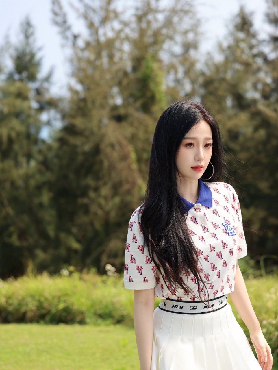 明星# #虞书欣#  虞书欣字母t恤配百褶裙,清新浪漫美丽无限.