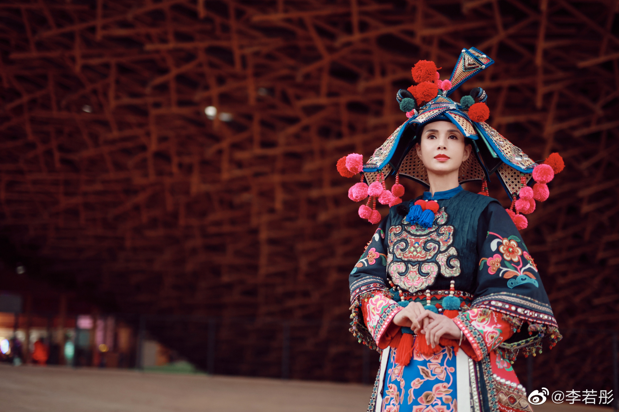 李若彤写真,穿上白族服装,民族风韵十足,活脱脱的一位白族美女