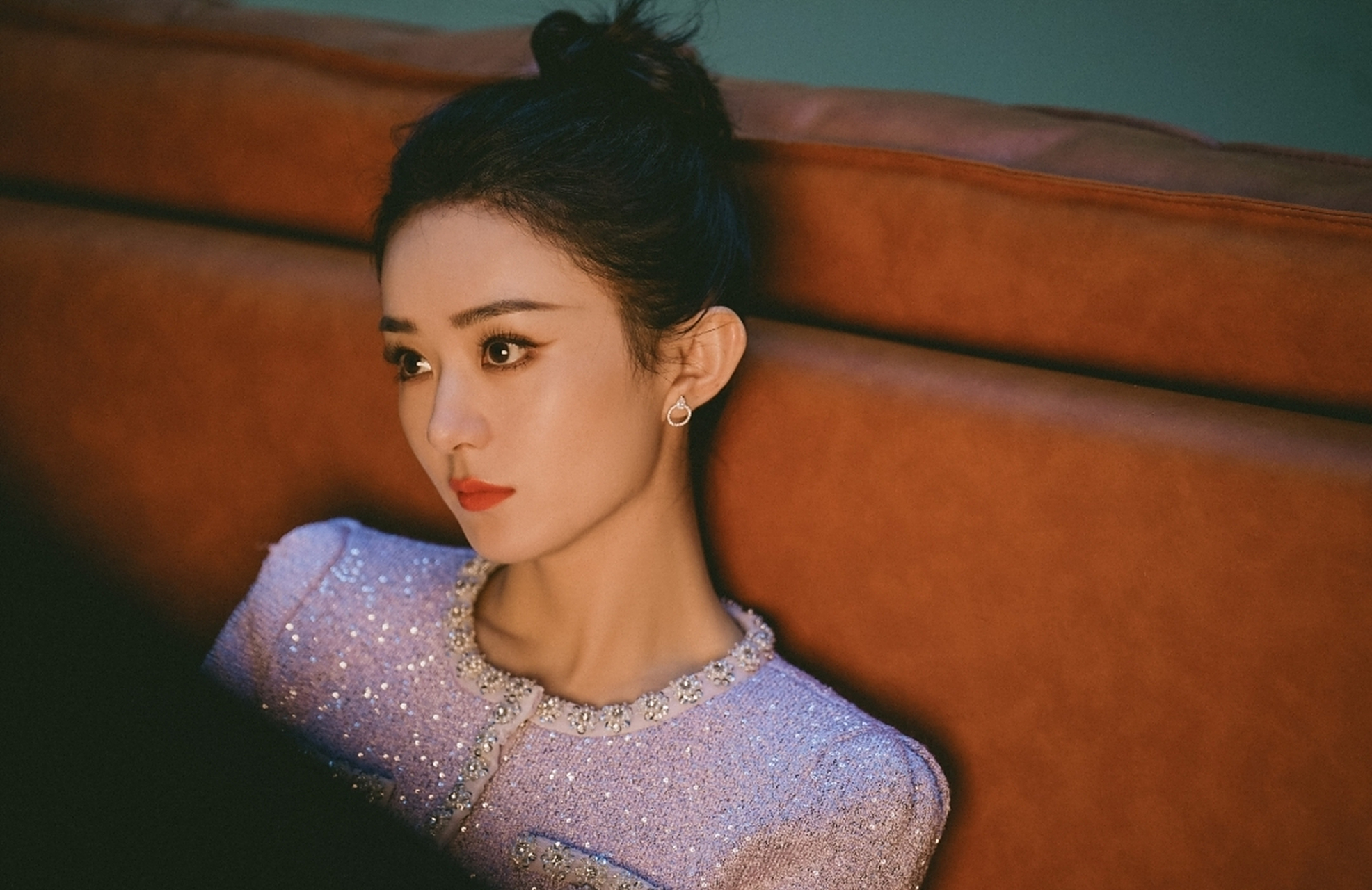 赵丽颖身穿浅紫色套装,搭配简约盘发,清冷高贵,优雅知性,浑身散发着