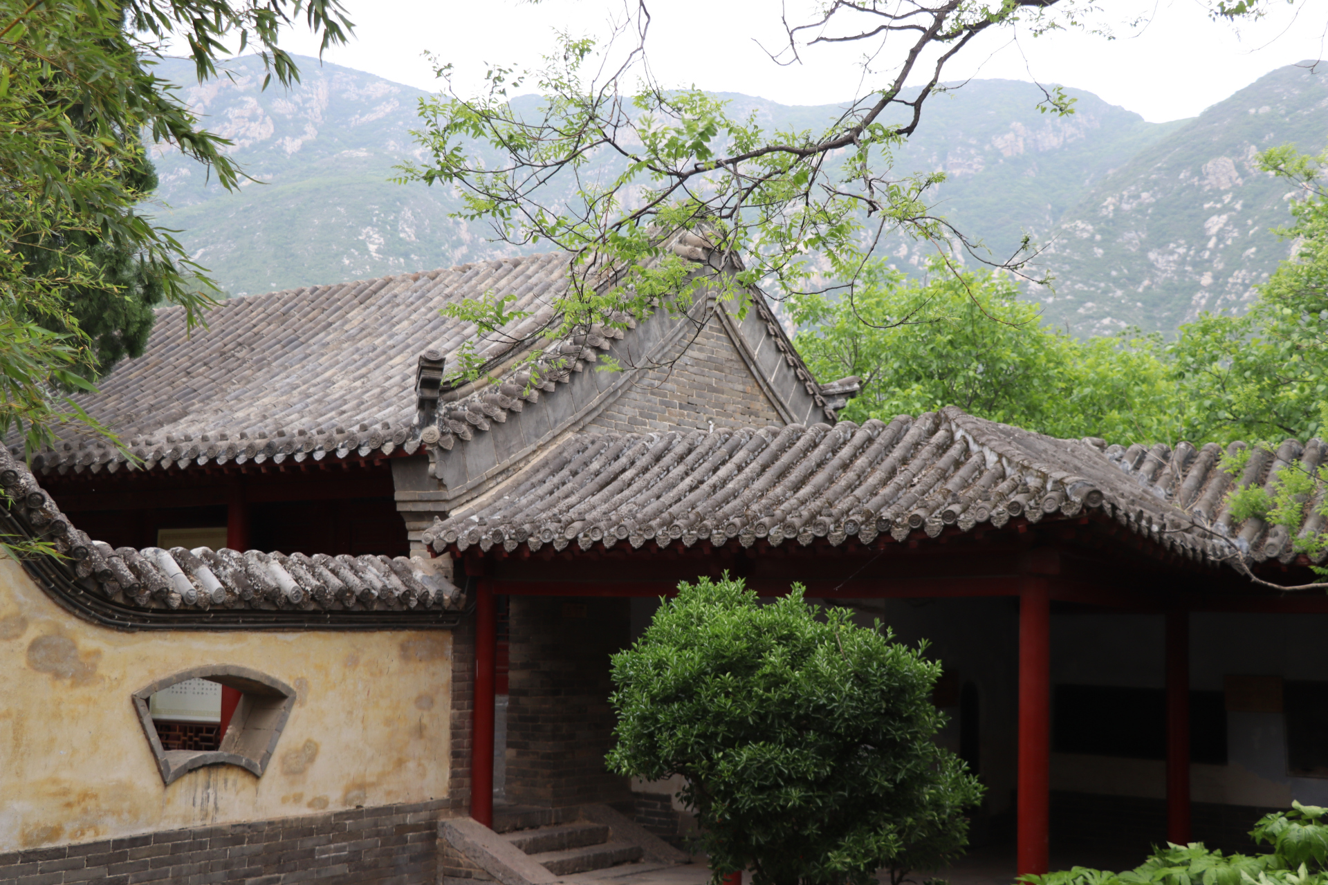 百度繁星大会登封站# #日出嵩山漫品登封# 今天的第二站是嵩阳书院.