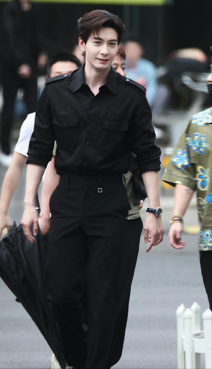 只能说墨镜一带,谁都不爱,名声在外,陈星旭最帅!