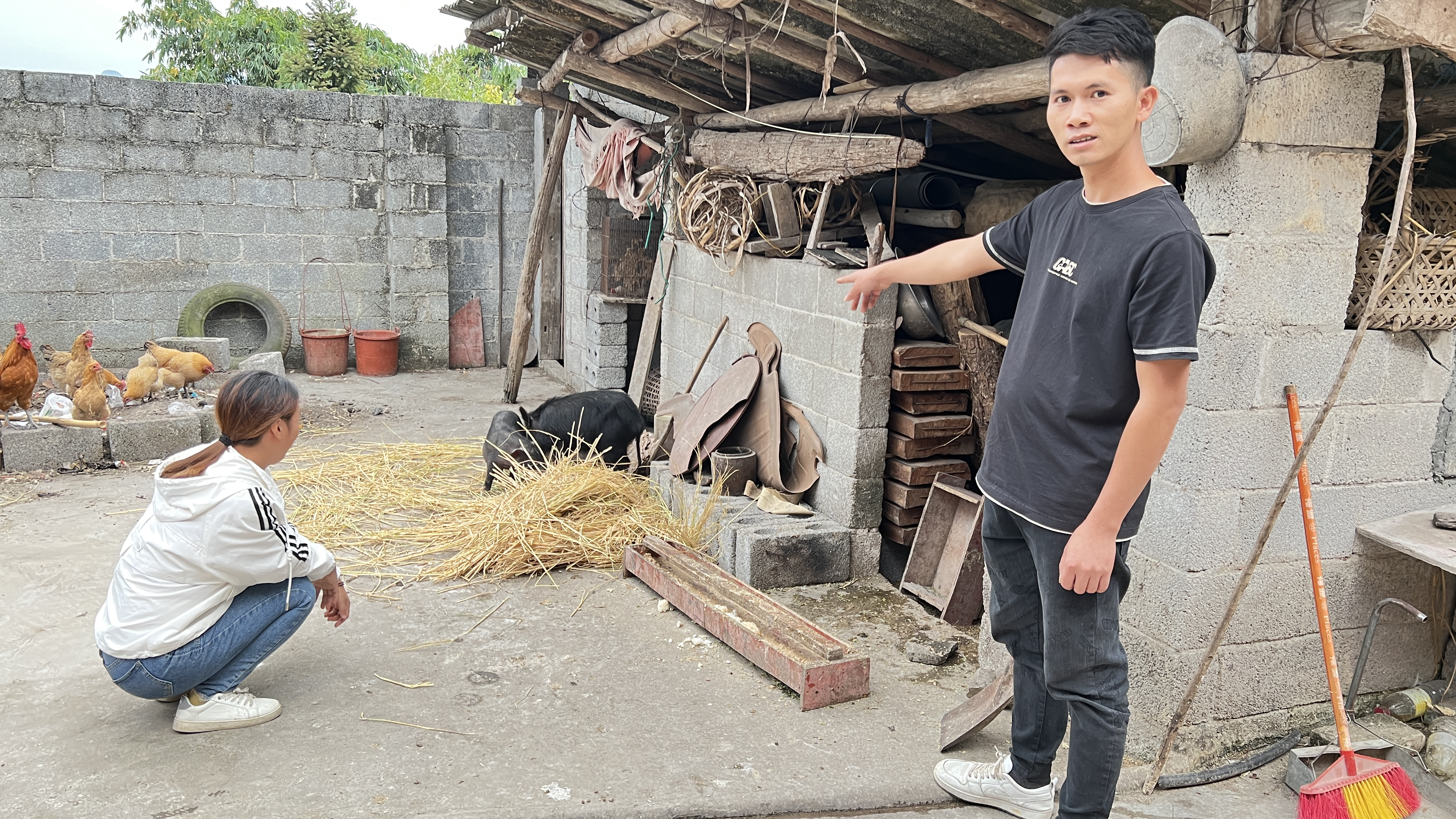 谭爸特意进山抓香猪回来烤,没想小九不想吃,到底咋回事