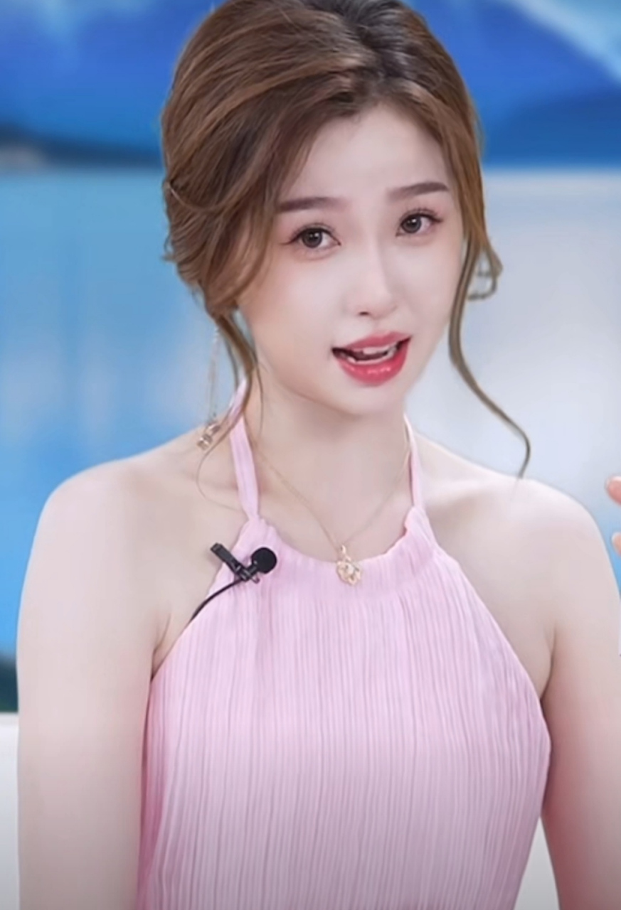 虞书欣穿粉色礼服现身活动扮可爱,笑着的时候还捂上嘴显得很文静,主持