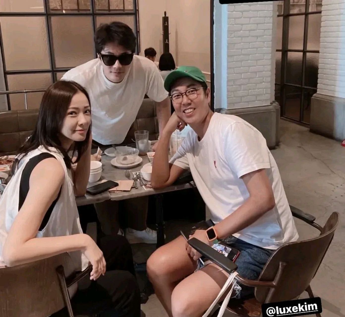公开的照片中,孙泰英正在和丈夫权相佑,笑星金永哲一起吃饭.