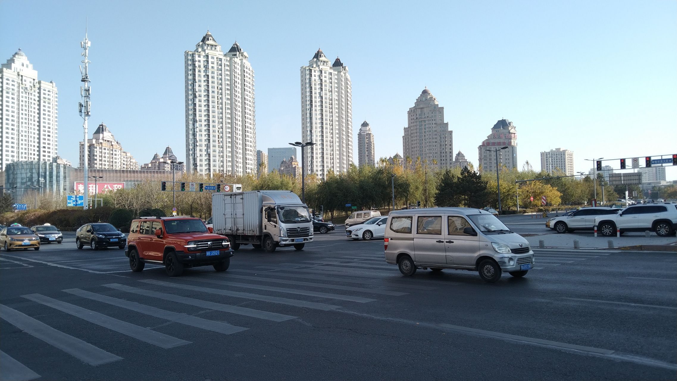 走出哈尔滨西站,迎面而来的是一个现代化的大都市.