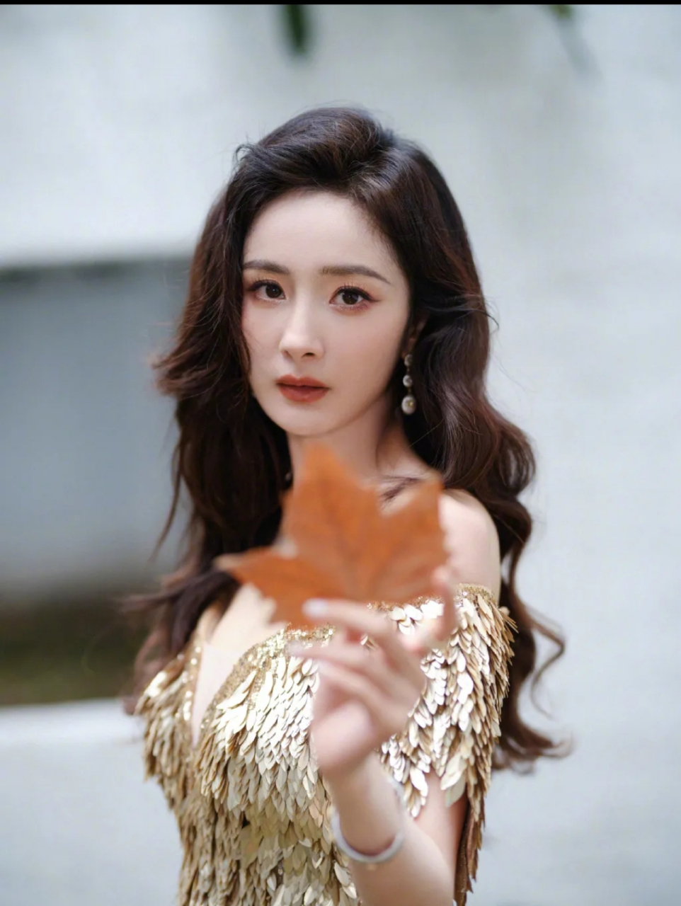 杨幂在上海出席时尚活动,她这次搭配了一身金色的裙子,看上去光彩照人