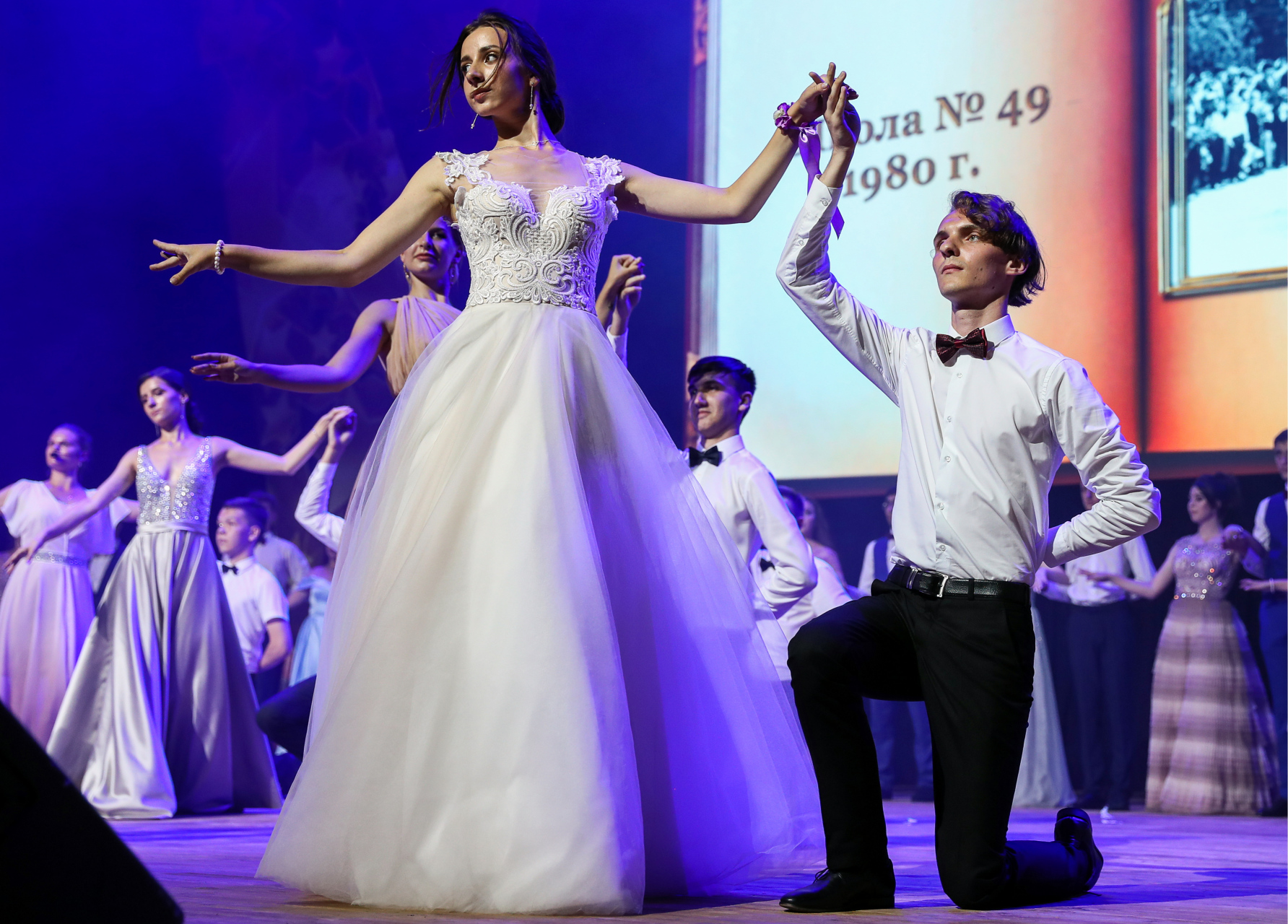 小丽莎去参加一个舞会,由于没有舞伴,只好干坐着,无聊极了.