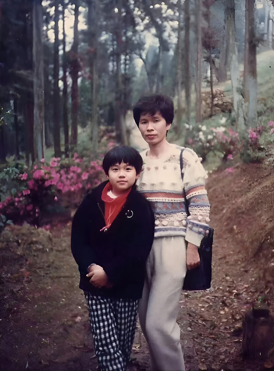 昔日的一张老照片,有人说这是周杰伦小时候和妈妈的一张合影照,从画面