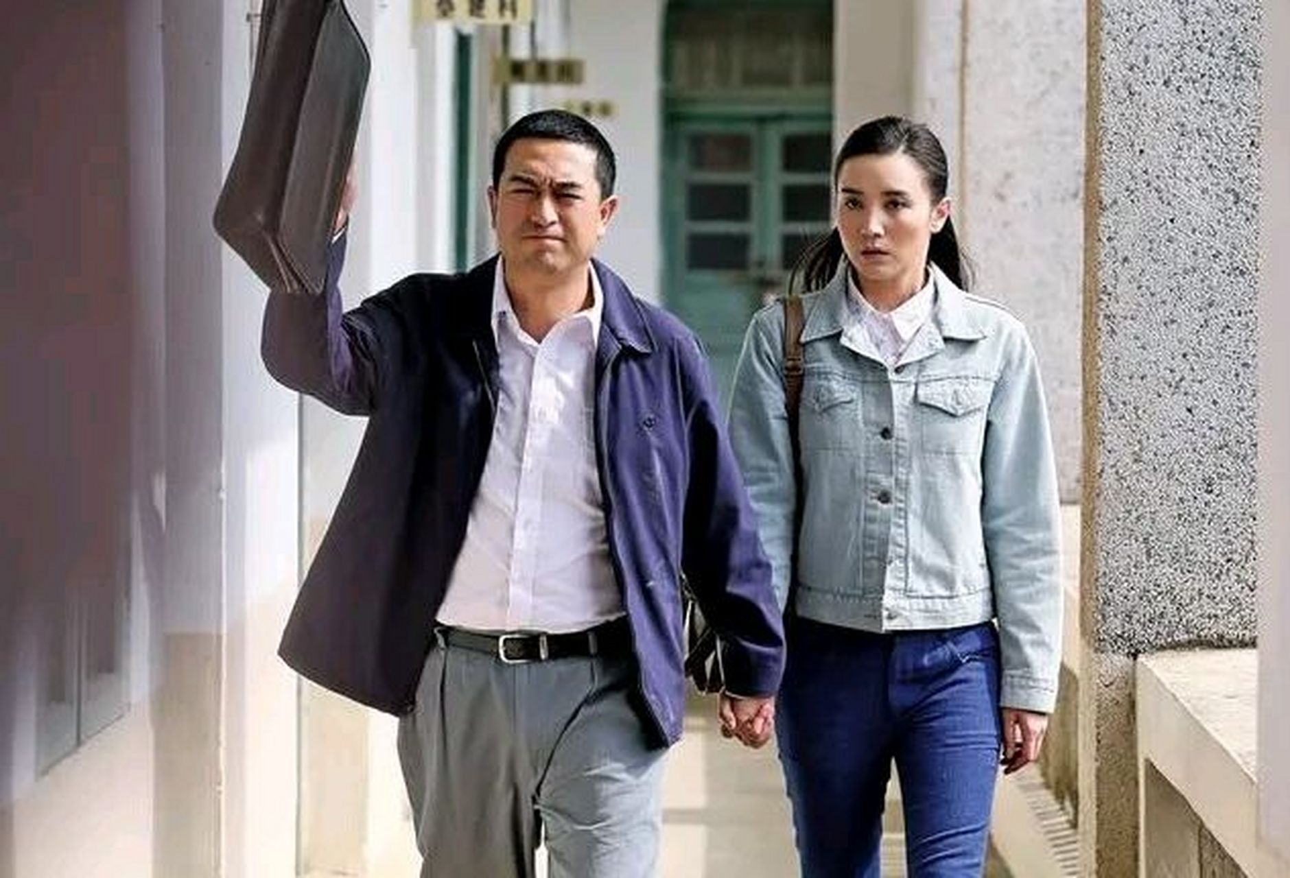 一次拍摄,张嘉译兴奋地对宋佳说:"咱俩又合作了.