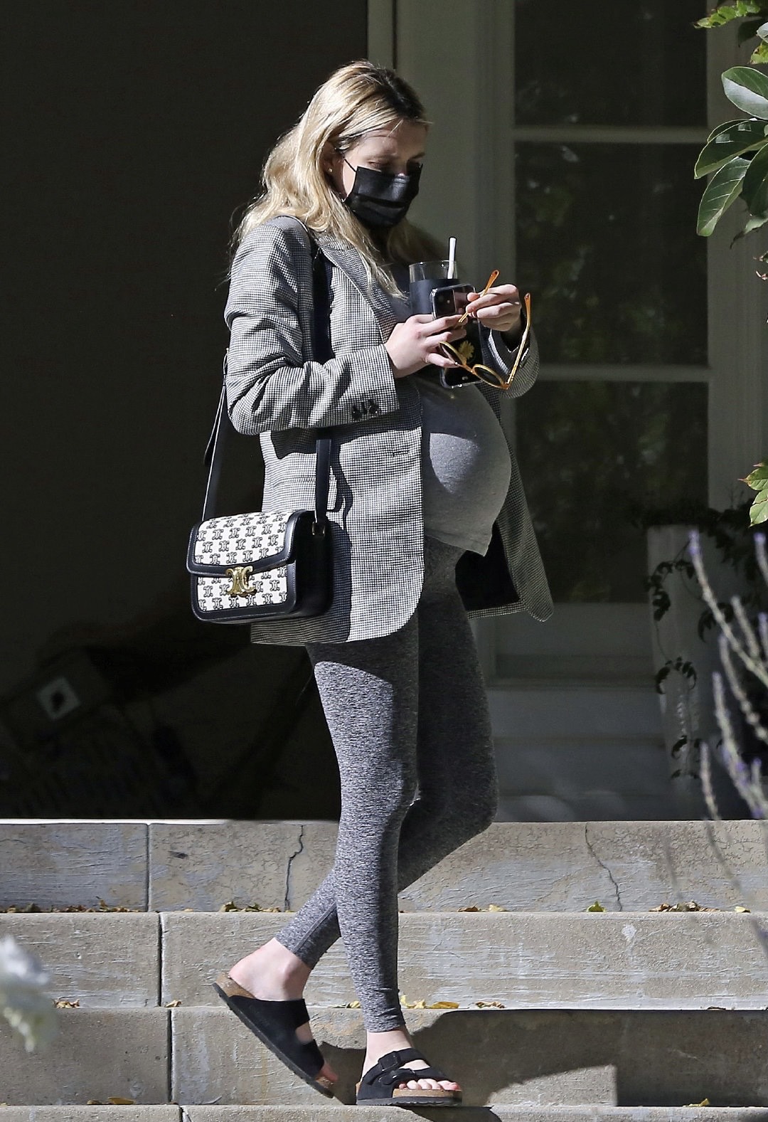 孕期中艾玛·罗伯茨(emmaroberts)在洛杉矶外出新街拍