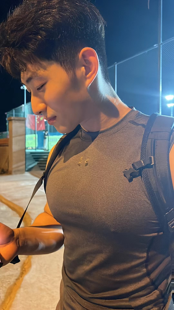 努力过才能做到穿衣显胸肌