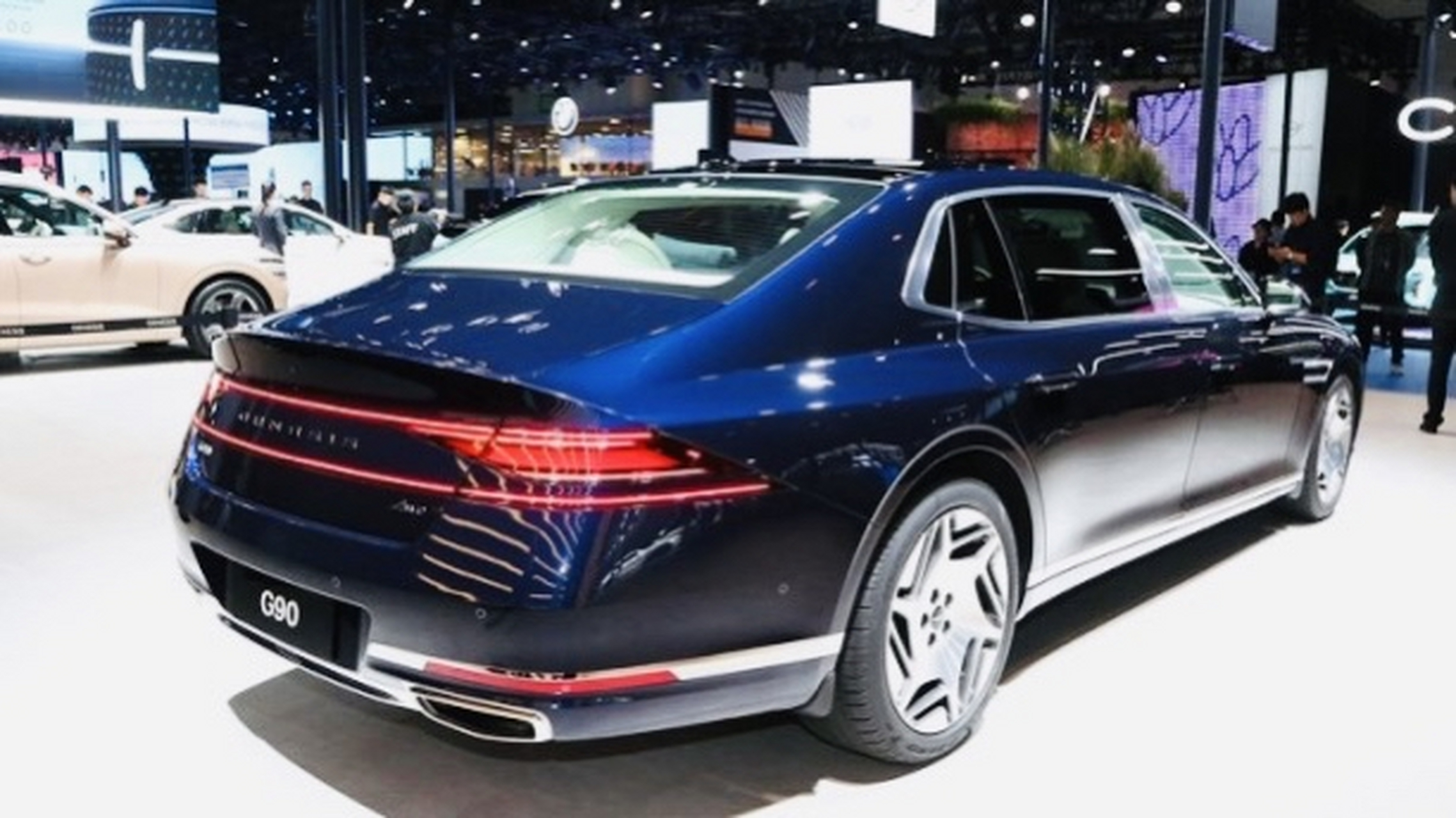 90及捷尼赛思g90行政加长版正式上市,共推出3款配置车型,售价区间为