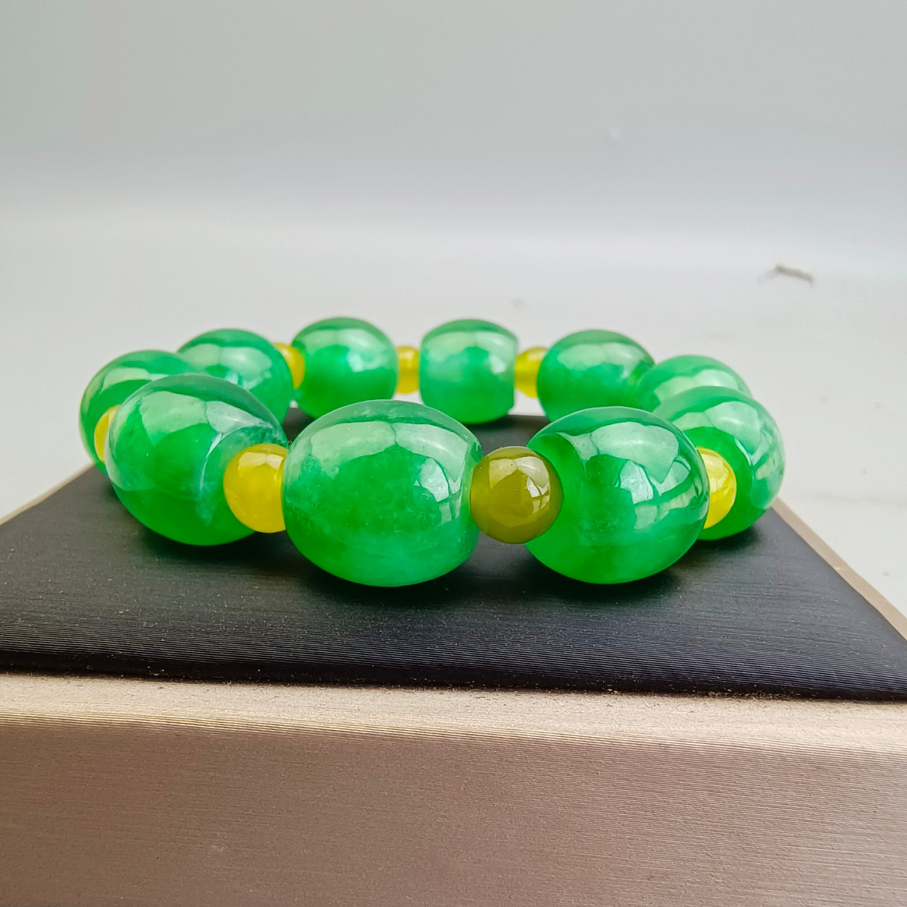 古玉老玉古董收藏的古代缅甸冰种浅绿色老翡翠路路通手链手串